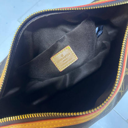 LV
GOOD QUALITY 
WITH BOX 
100 dhs💓

Zain17
♥️♥️♥️