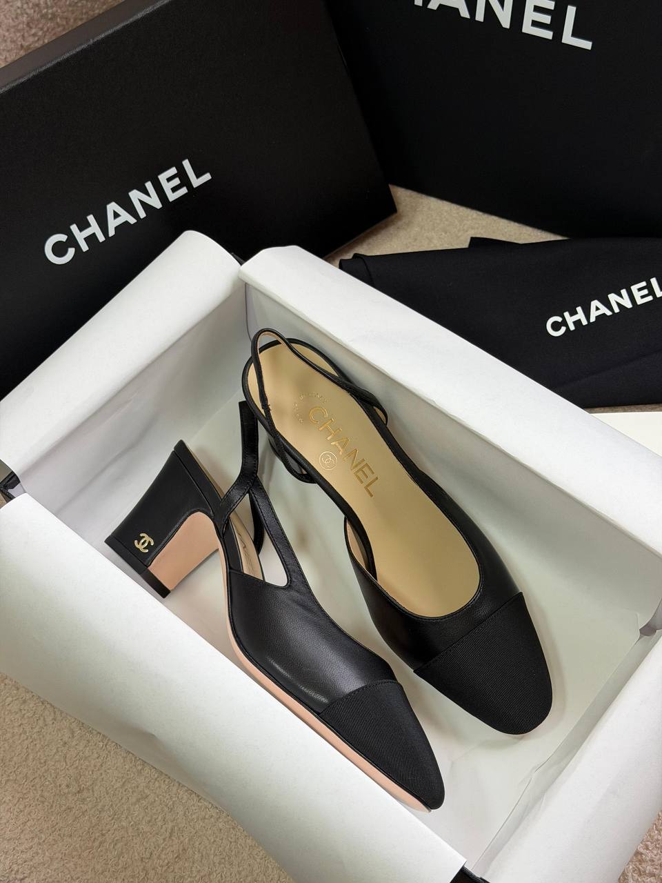 Chanel
𝑨𝑨𝑨 𝑸𝒖𝒂𝒍𝒊𝒕𝒚
𝑺𝒊𝒛𝒆 𝟑𝟔 𝒕𝒐 𝟒2 — 
450 dhs✅

Zain81
♥️♥️♥️