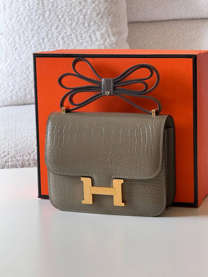 Hermes constance croc 18cm💕master quality😍

with box❤️
🎁🎁🎁

340 dhs🪙🖤🇦🇪

Zain52
♥️♥️♥️