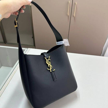 YSL
28*26*9cm
80 dhs✅

Zain17
♥️♥️♥️