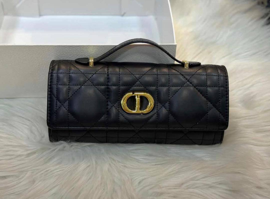 Dior

95 dhs✅

high quality 

With box
🎁🎁🎁

Zain26
♥️♥️♥️