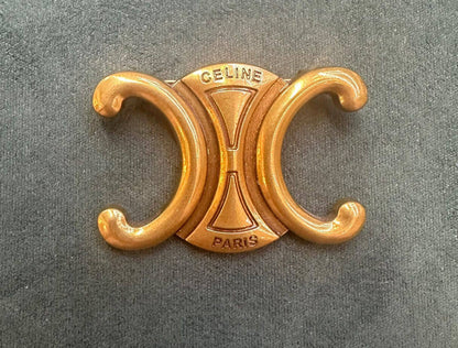 New arrival branded brooches 
30 dhs✅✅
35 dhs✅✅ with box 

Zain243
♥️♥️♥️