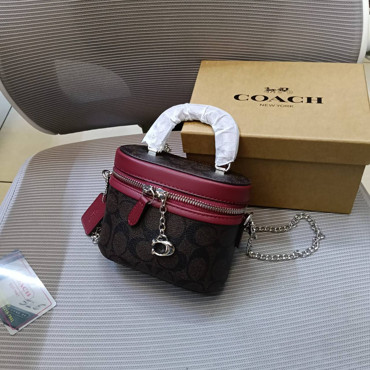 Coach
95 dhs✅
with box
size 15cm
High quality

Zain26
♥️♥️♥️