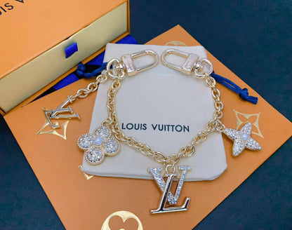 75 DHS❣️
KEYCHAIN AND BAG CHARM
WITH SAME BOX AND PAPER BAG 🛍️🎁

Zain89
♥️♥️♥️