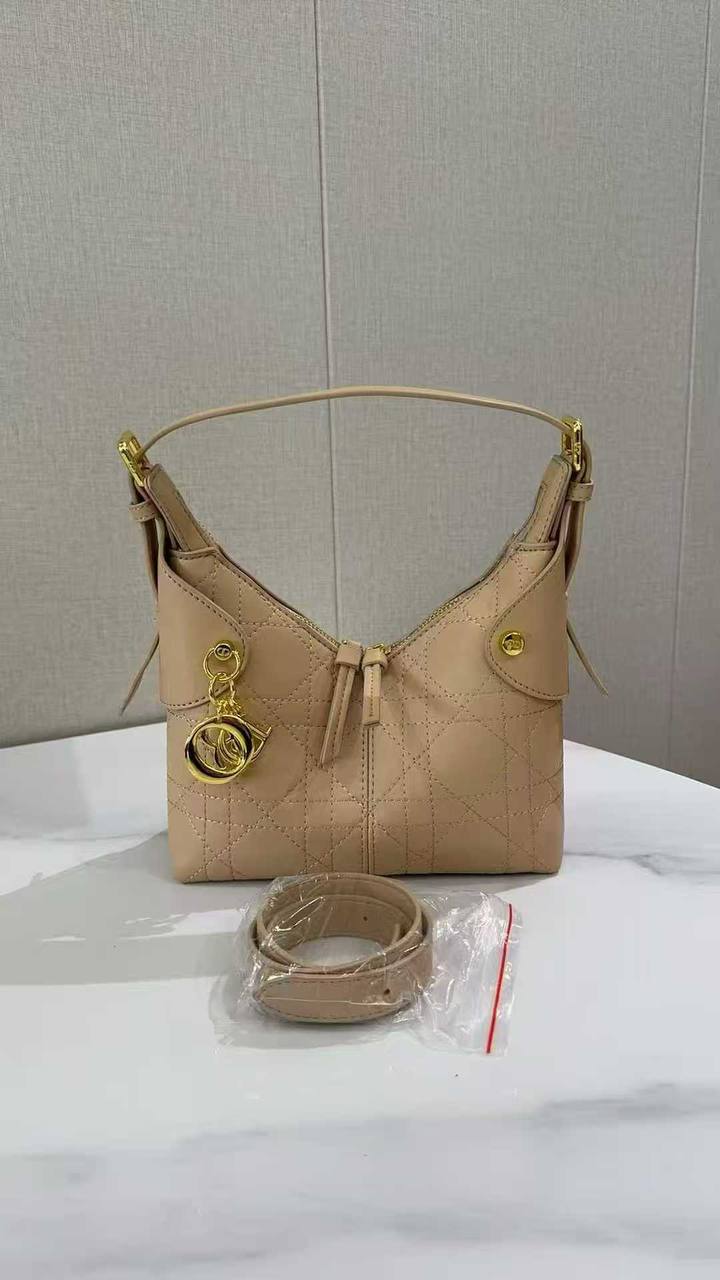 Dior
110 dhs✅

Zain203
♥️♥️♥️