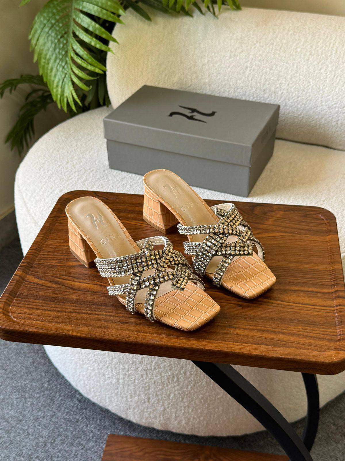 GINA 
SuperMaster Quality 💯
450 dhs❣️
Size: 36-41💥

Zain171
♥️♥️♥️