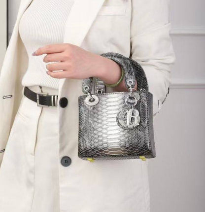 DIOR
HIGH QUALITY 
WITH BOX 
🎁🎁🎁

120 dhs✅

Zain295
♥️♥️♥️