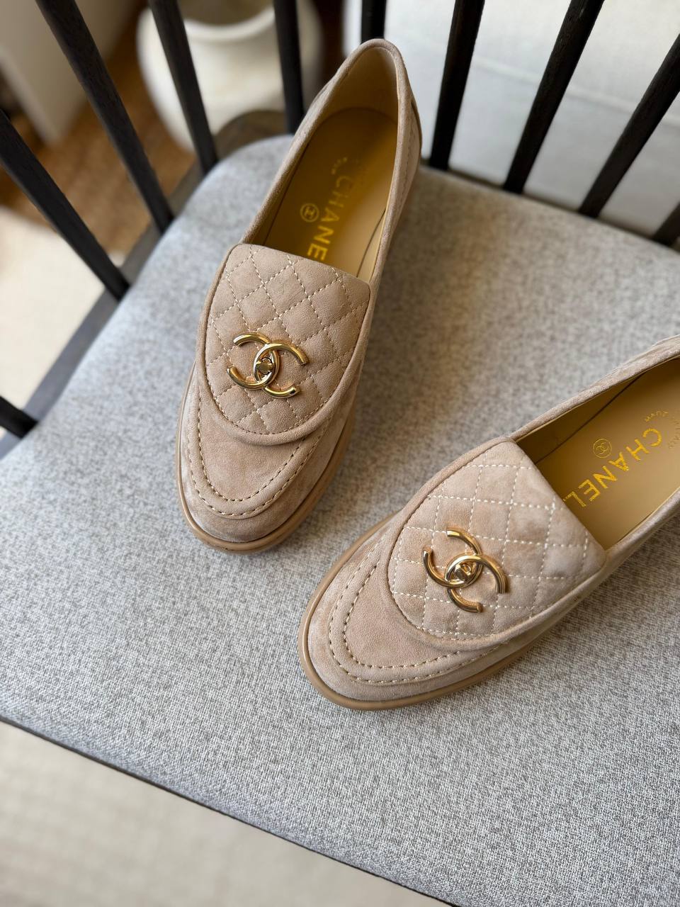 Chanel 
𝑨𝑨𝑨 𝑸𝒖𝒂𝒍𝒊𝒕𝒚
𝑺𝒊𝒛𝒆 𝟑5 𝒕𝒐 𝟒2 
450 dhs✅

Zain281
♥️♥️♥️