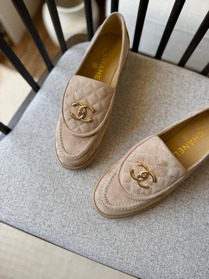 Chanel 
𝑨𝑨𝑨 𝑸𝒖𝒂𝒍𝒊𝒕𝒚
𝑺𝒊𝒛𝒆 𝟑5 𝒕𝒐 𝟒2 
450 dhs✅

Zain281
♥️♥️♥️