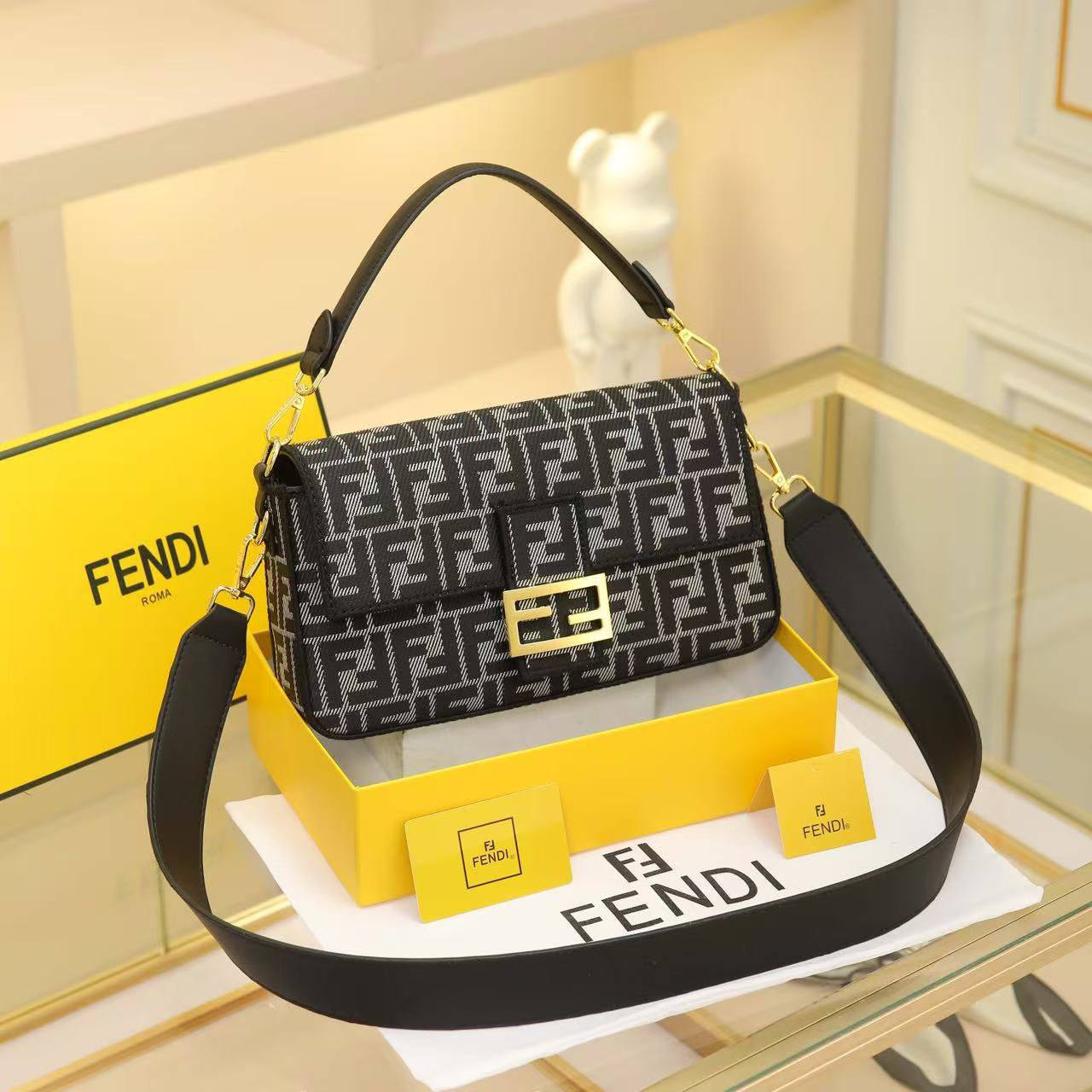 Fendi
size 26 cm 
Good quality 

90 dhs💓

with box
🎁🎁🎁

Zain278
♥️♥️♥️