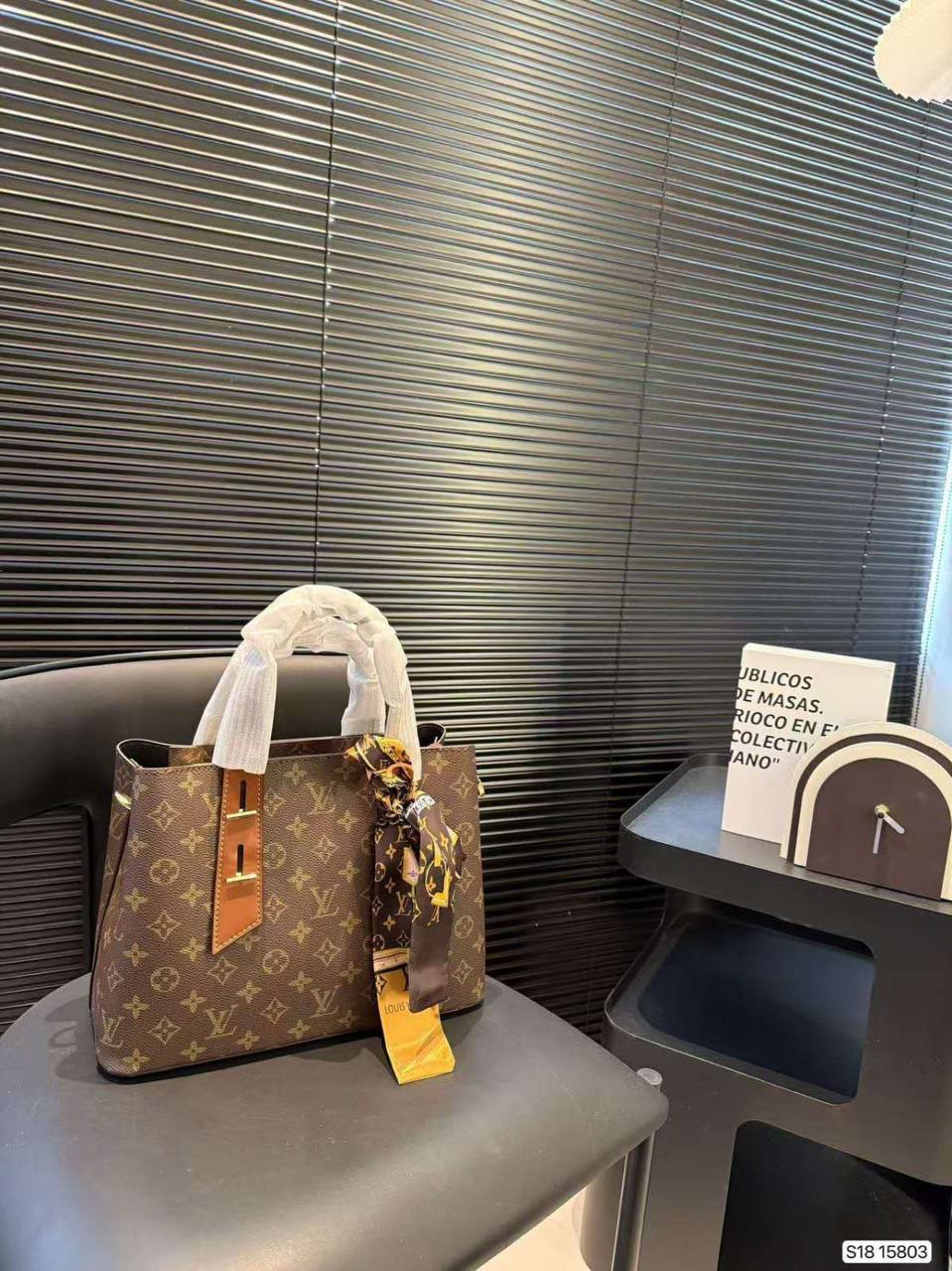 LV
Top Handle Bag
In Gold Hardware
NO BOX
Size : 30 cm
110 dhs✅

Zain239
♥️♥️♥️