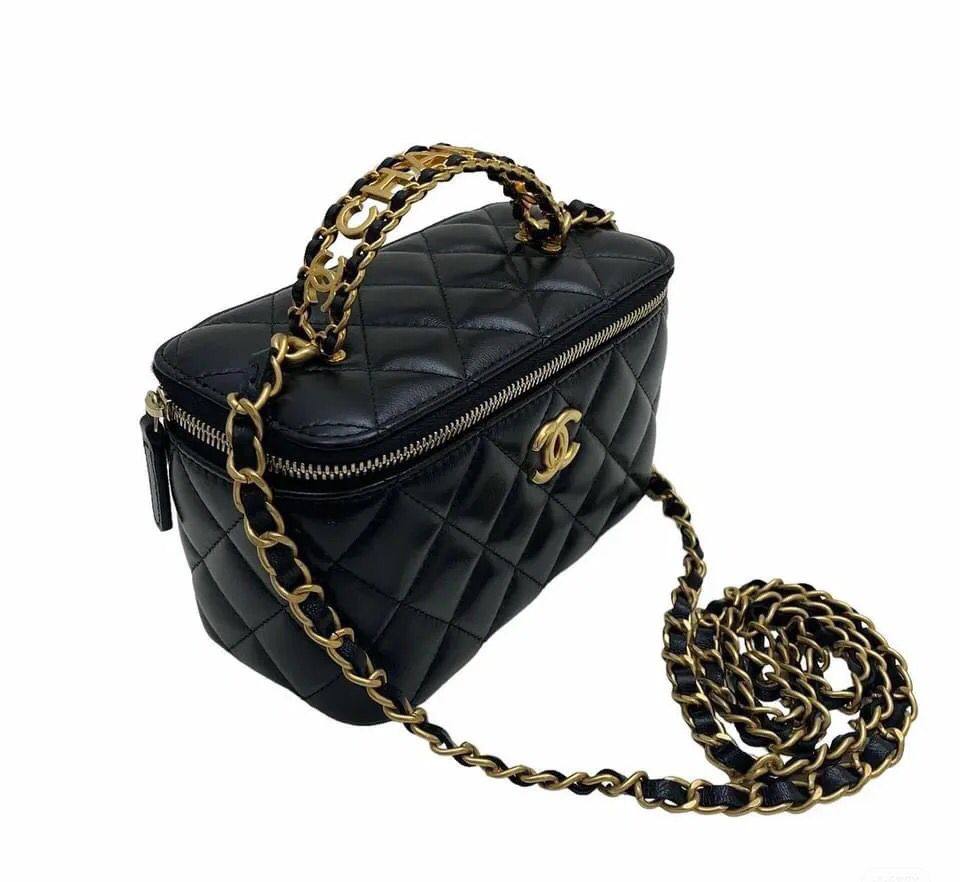 Chanel

100 dhs💓

with box
🎁🎁🎁

Size:18*8.5*11.5

Zain07
♥️♥️♥️