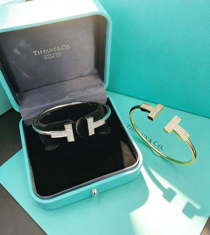 TIFFANY MASTER 
BANGLE
WITH NORMAL BOX AND PAPER BAG🛍️🎁
60 dhs🇦🇪🇦🇪

Zain89
♥️♥️♥️