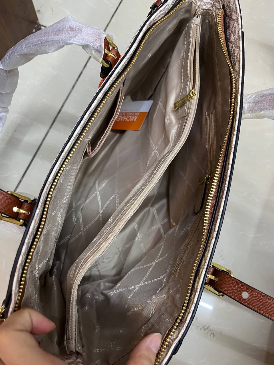 MK
90 dhs✅
size 32×14×27cm

Zain213
♥️♥️♥️