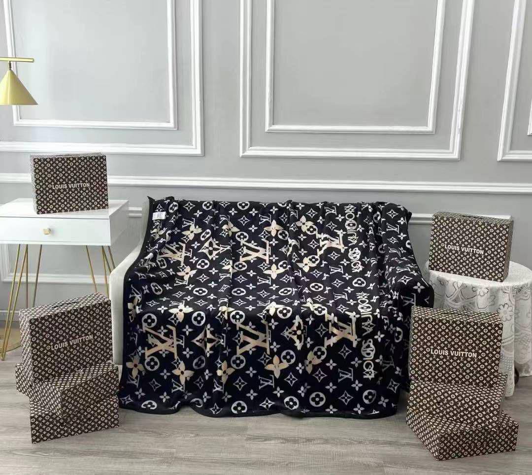 Master blanket 

Good quality 
Velvet 

Size 150*200

With boxes 🧳🧳🧳
45 dhs🪙💕

Zain99
♥️♥️♥️