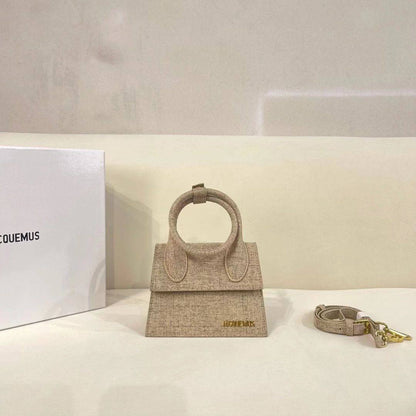 JACQUEMUS

Best quality

with box
105 dhs🇦🇪🇦🇪

size 18CM

Zain290
♥️♥️♥️