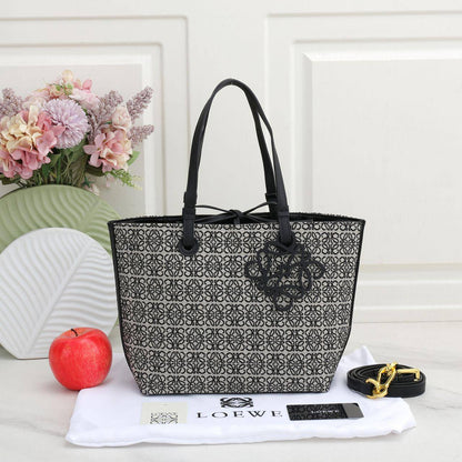 🌟 Loewe Tote
1⃣️First quality 
Size: 38 * 24.5 cm
110 dhs🪙🌨️

Zain115
♥️♥️♥️
