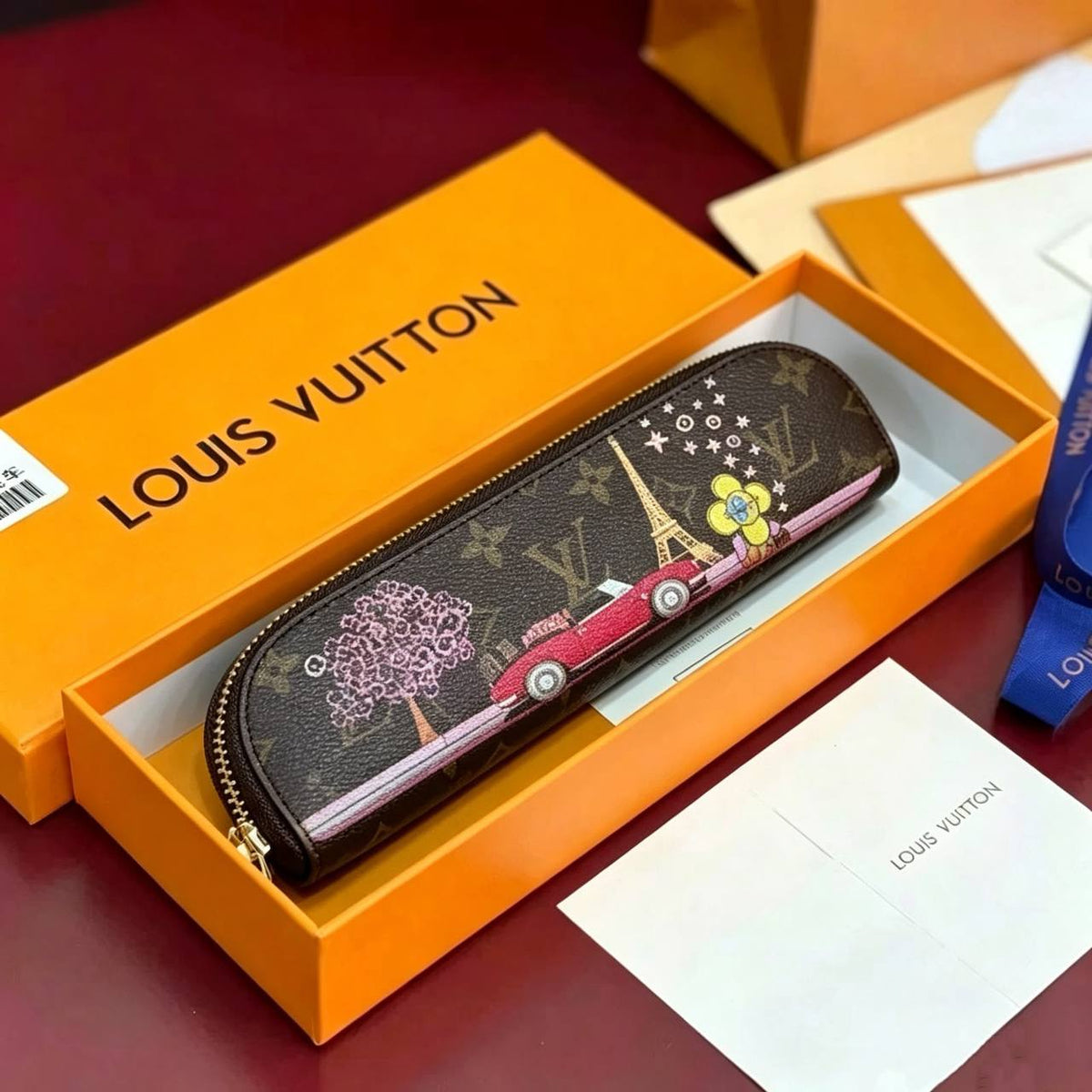 LOUIS VUITTON 

PEN BAG 

NEW CAME 
GOOD QUALITY 
WITH BOX 

55 dhs🇦🇪🇦🇪

Zain295
♥️♥️♥️