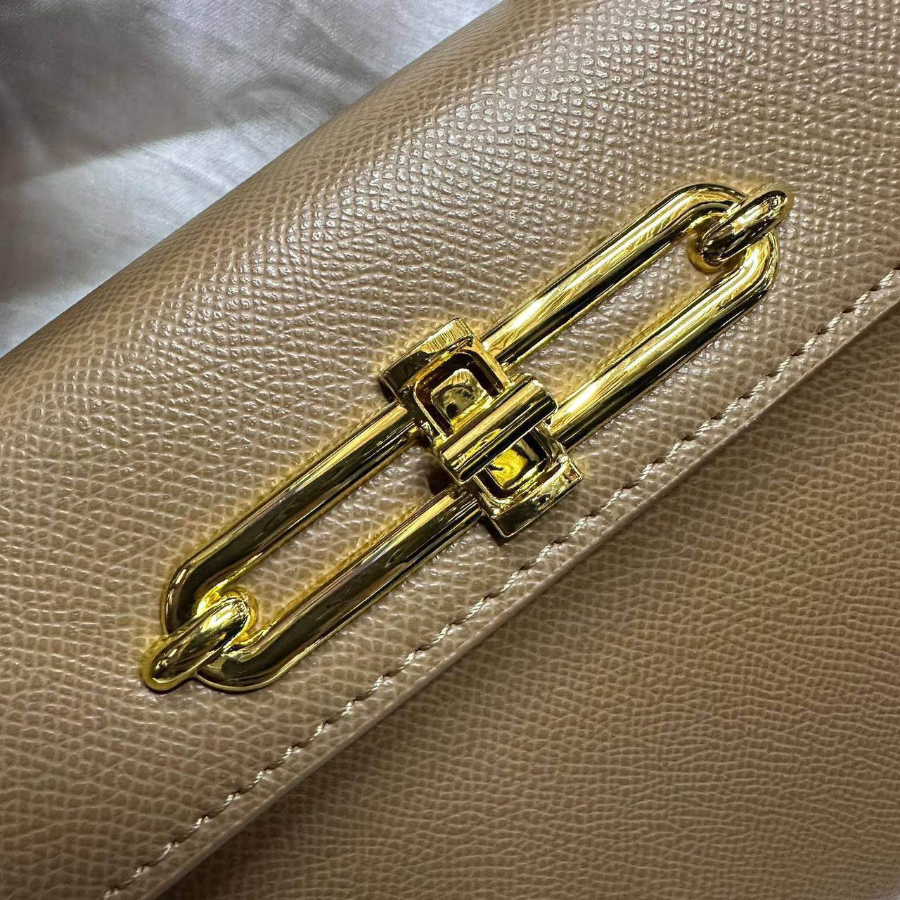 HERMES 
NEW CAME GOOD QUALITY 
WITH BOX 
🎁🎁🎁

95 dhs❣️

Zain39
♥️♥️♥️
