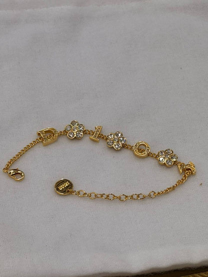 Dior Set* 💐
Necklace 
Bracelet 
Master Quality 🎲

*95* AED normal box 📦

Zain48
♥️♥️♥️