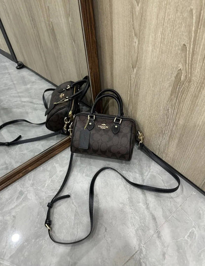 Coach

90 dhs🇦🇪🇦🇪

size：16cm
With the box

Zain35
♥️♥️♥️