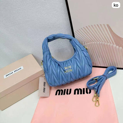 Miumiu hobo
Size : 20 * 17 * 6 cm
90 dhs🪙💕
with box🎁

Zain115
♥️♥️♥️