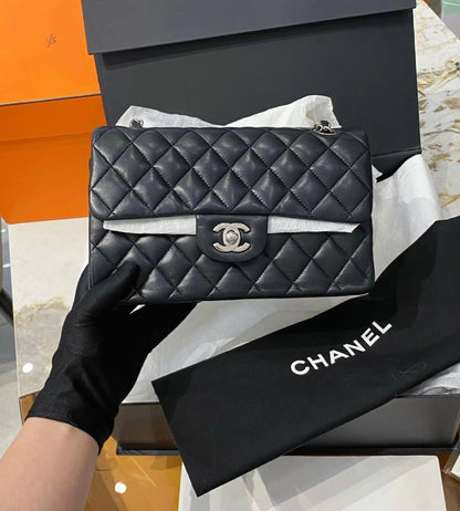 Chanel
good quality, 

comes with box, 
🎁🎁🎁

size...25 *16 cm 
110 dhs💓

Zain12
♥️♥️♥️