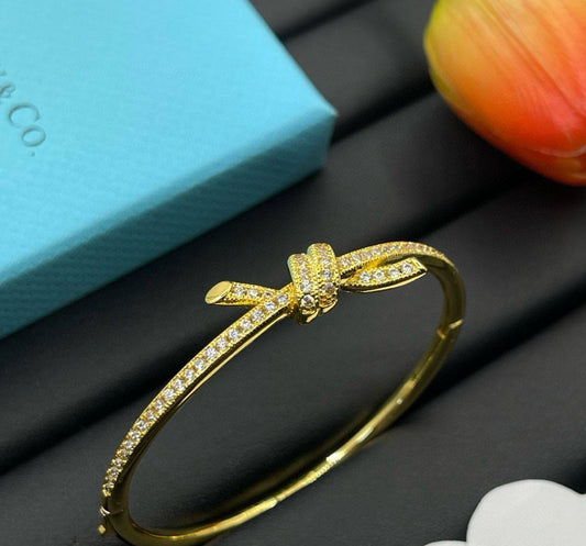 Tiffany ❤️‍🔥*
Bangle ✨
*Master quality ✅*
With normal boxes 📦 
55 dhs🗽
With master box 🗃️ 
90 dhs🗽

Zain216
♥️♥️♥️