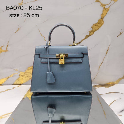 Hermes KELLY
ᴏɴʟʏ ᴏɴᴇ ʙᴇʟᴛ sᴛʀᴀᴘ
ɢᴏʟᴅ ʜᴀʀᴅᴡᴀʀᴇ
sɪᴢᴇ : 25 cm

95 dhs🪙🖤

Zain31
♥️♥️♥️