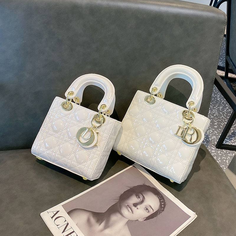 DIOR
Best quality 

with box
110 dhs💓
size 17CM

Zain290
♥️♥️♥️