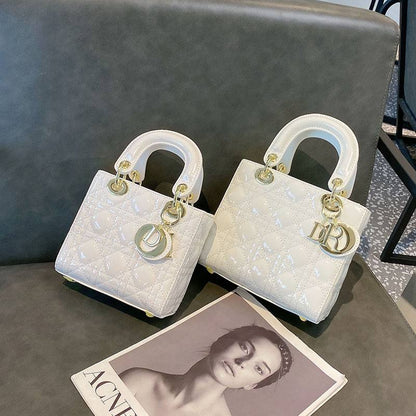 DIOR
Best quality 

with box
110 dhs💓
size 17CM

Zain290
♥️♥️♥️