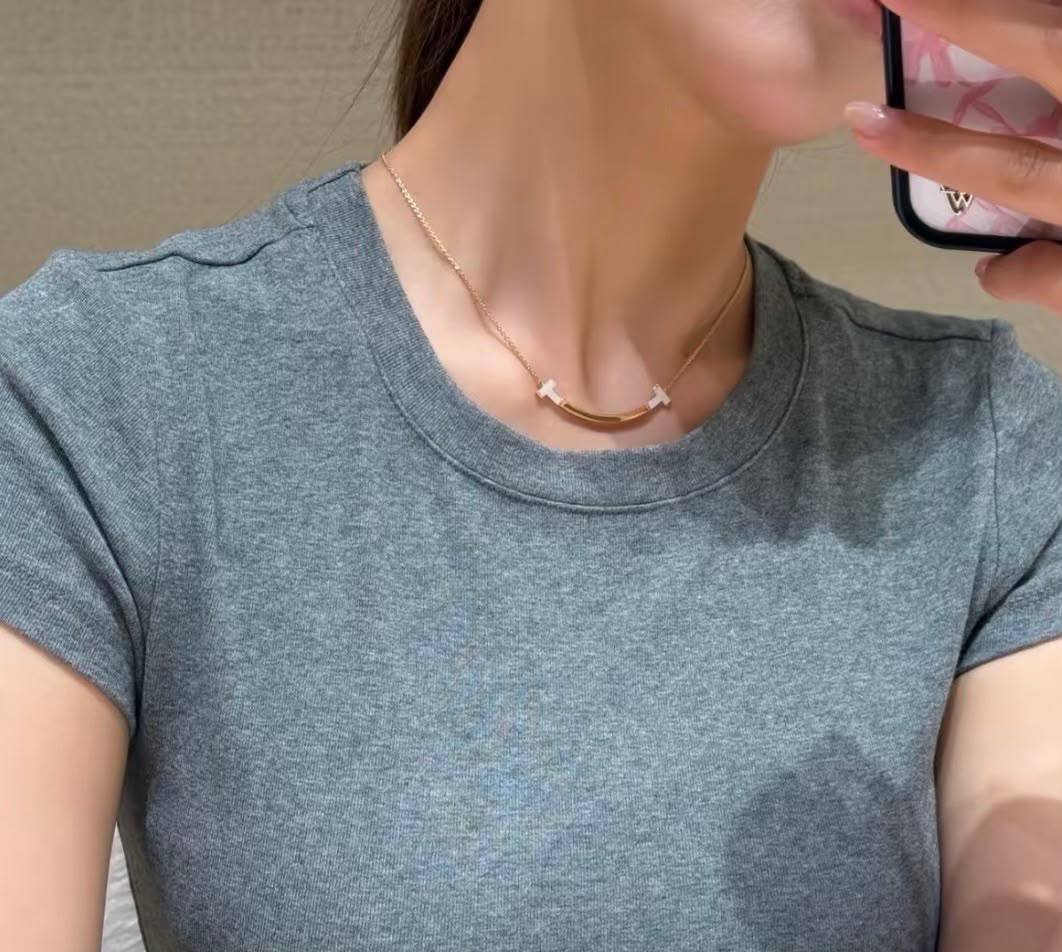 Tiffany 🔥*
Necklace 🐦‍🔥
Master quality 💯
With normal boxes 🗃️ 
50 dhs💓
With master box 📦 
70 dhs💓

Zain216
♥️♥️♥️