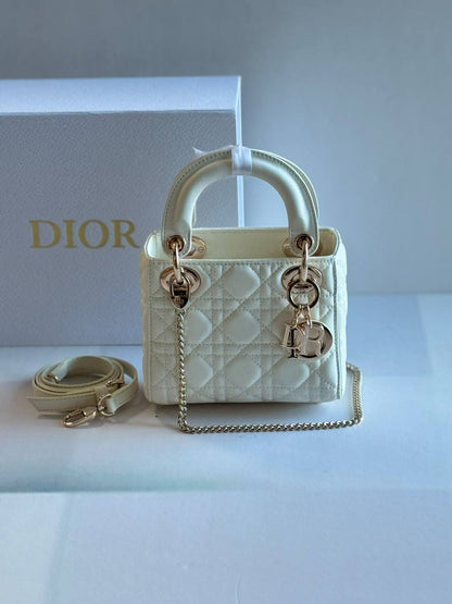 Dior

17Cm 
With Box
280 dhs🇦🇪🇦🇪

Zain131
♥️♥️♥️