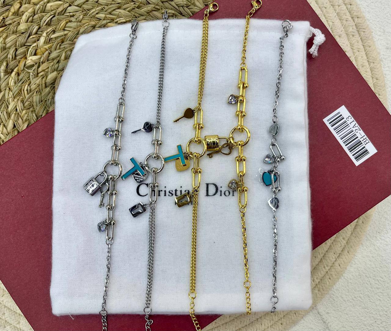 Stainless steel 🔥*
Non tarnish 💯
Necklace ❤️‍🔥
Bracelet 🌸
One piece 
With black boxes 📦 
20 dhs🪙🌨️
With normal boxes 🗃️ 
And paper bag🛍️
30 dhs🪙🌨️

Zain216
♥️♥️♥️