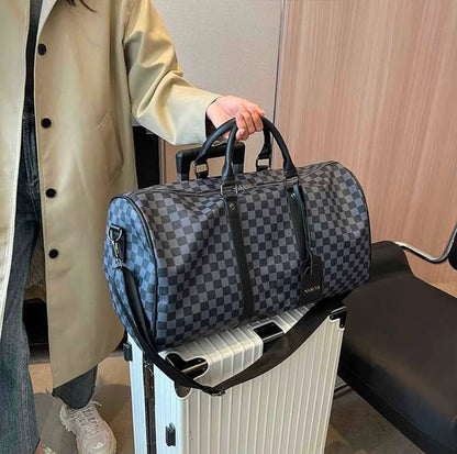 LV TRAVELLING BAG 
GOOD QUALITY 
120 dhs✅
SIZE : 55cm

Zain39
♥️♥️♥️