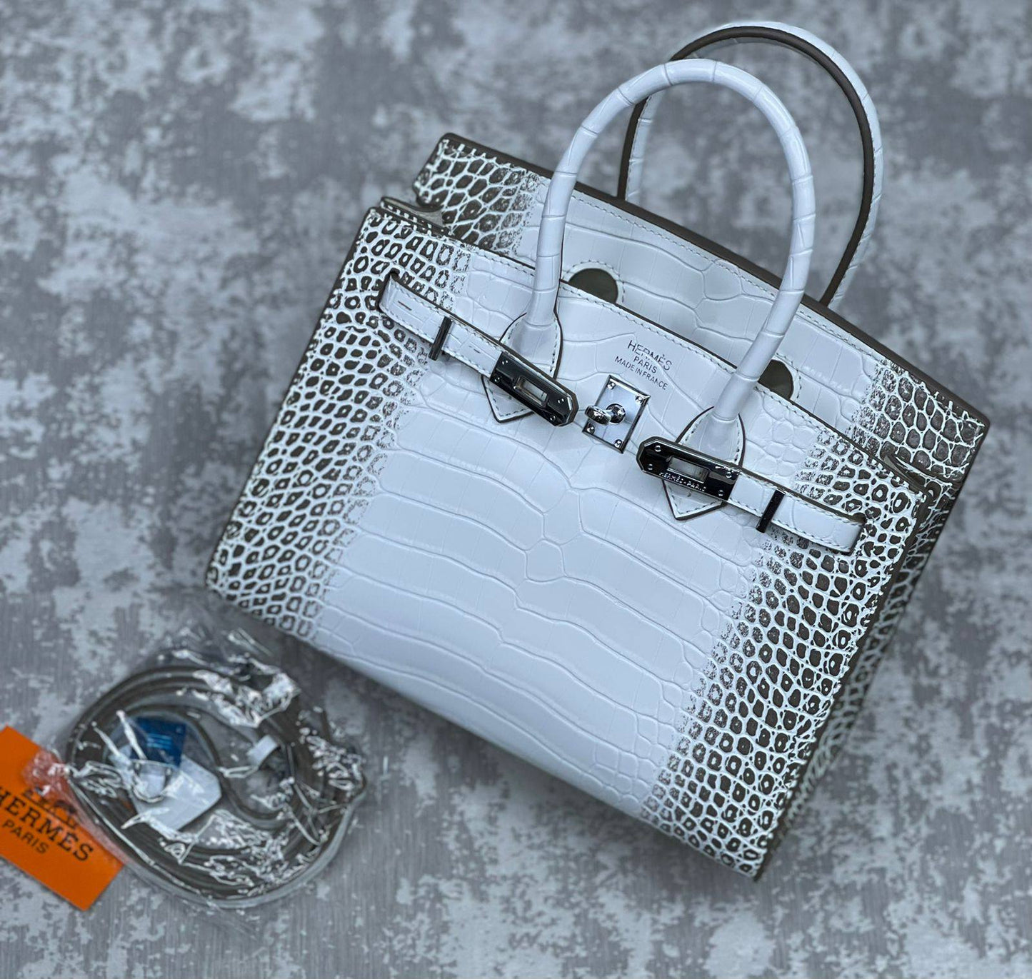 Hermes
115 dhs❣️
Size 25 cm.

Zain175
♥️♥️♥️