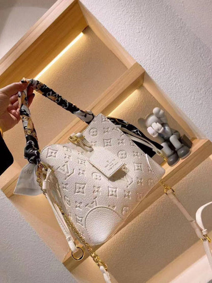 Bucket bag
Good quality 
110 dhs💓
With box 📦

Zain70
♥️♥️♥️