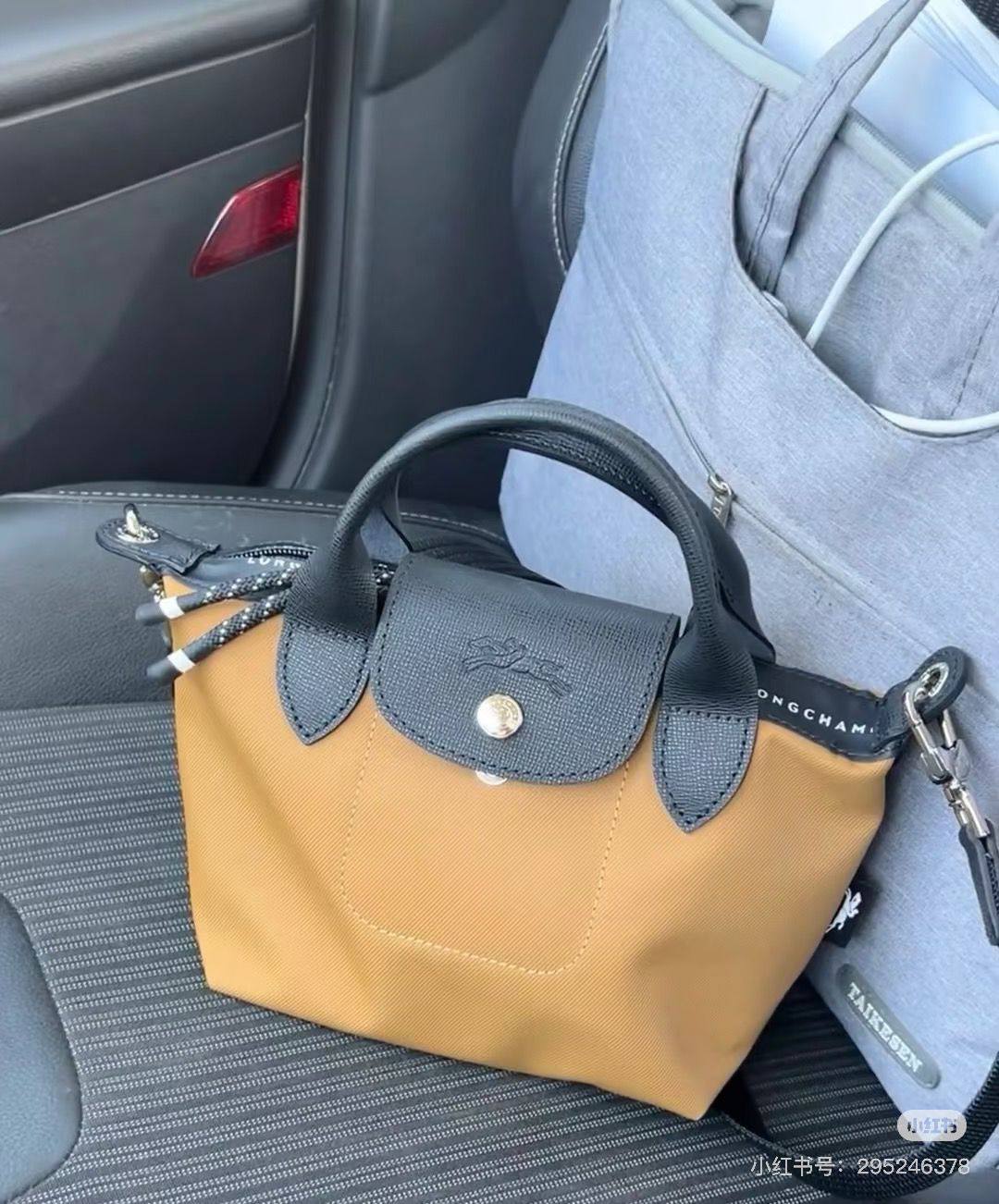 Long Champ
17 cm
80 dhs❣️

Zain190
♥️♥️♥️