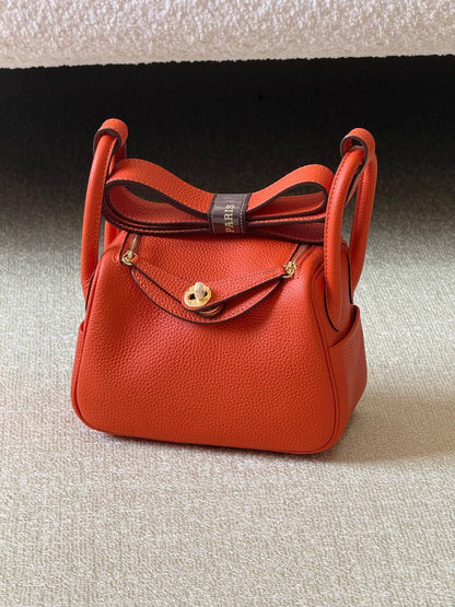 Hermes 

mini lindy 18cm💕

master quality😍

with box❤️
340 dhs✅

Zain52
♥️♥️♥️