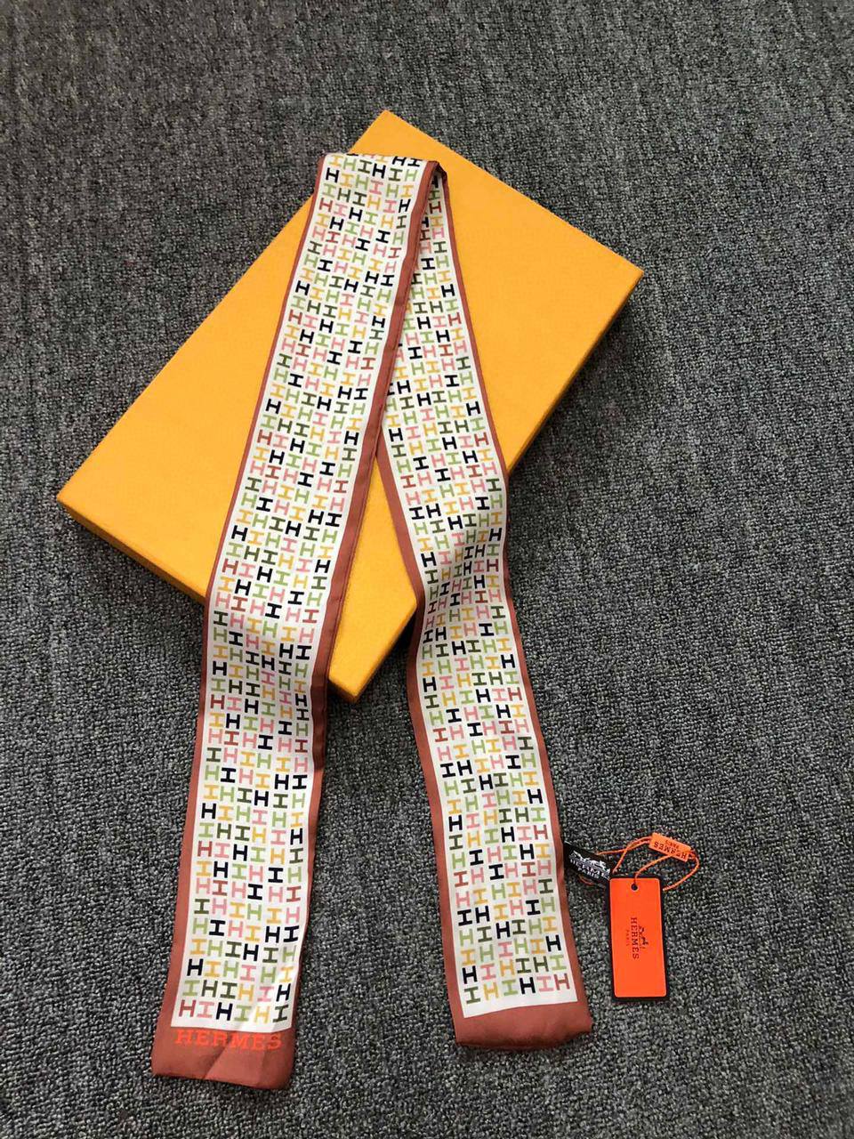 Silk Twilly Scarf 
Without box 🗃️ 
25 dhs✅

Zain231
♥️♥️♥️