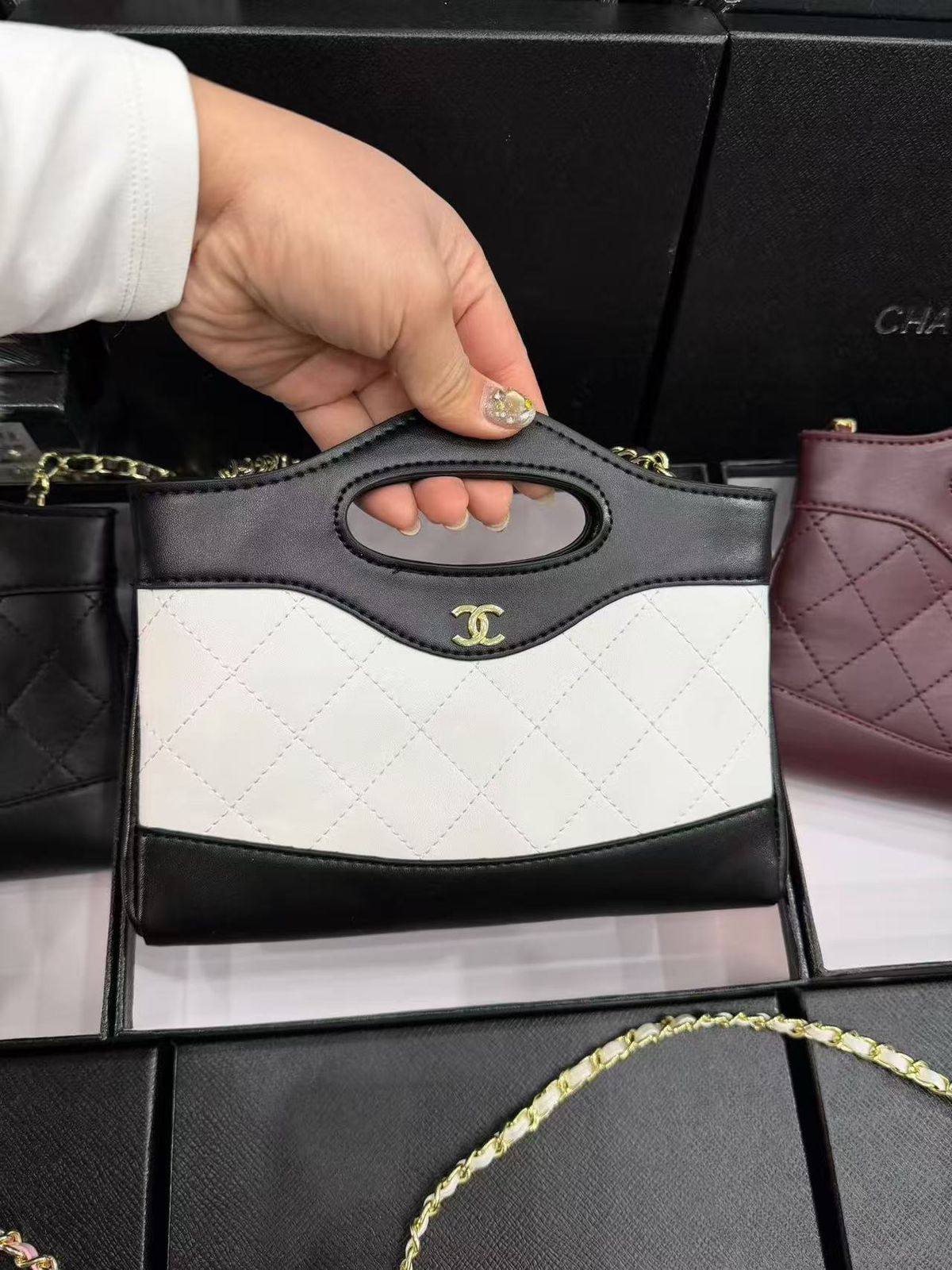 Chanel
Size   22cm
95 dhs🇦🇪🇦🇪
      
Withbox

Zain04
♥️♥️♥️