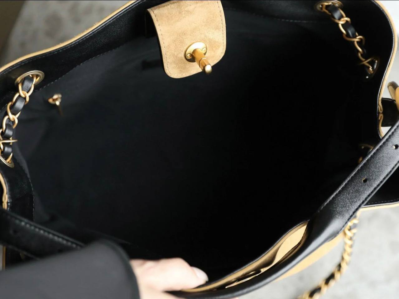 CHANEL
 COPY ONE
250 dhs✅
leather

Zain39
♥️♥️♥️