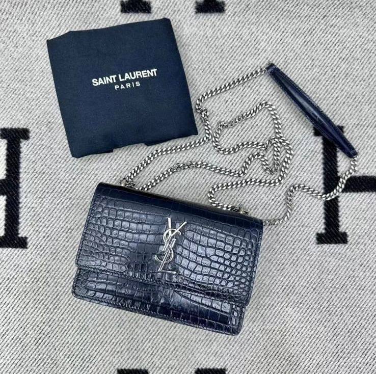 YSL
110 dhs❣️
SIZE：24cm
Good quality 

with box
🎁🎁🎁

Zain35
♥️♥️♥️