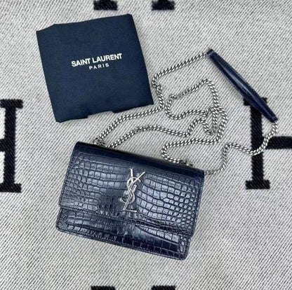 YSL
110 dhs❣️
SIZE：24cm
Good quality 

with box
🎁🎁🎁

Zain35
♥️♥️♥️