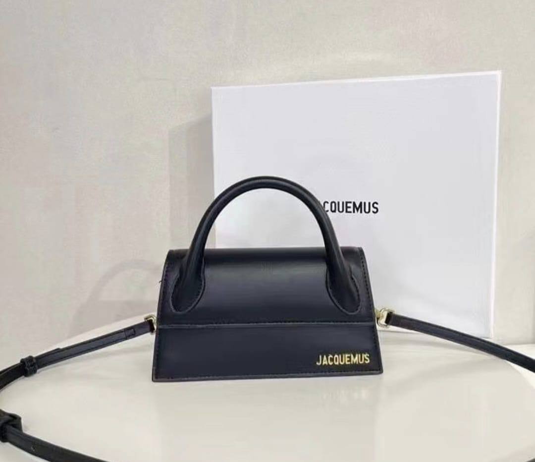 Jacquemus

110 dhs🪙🌨️

Zain143
♥️♥️♥️