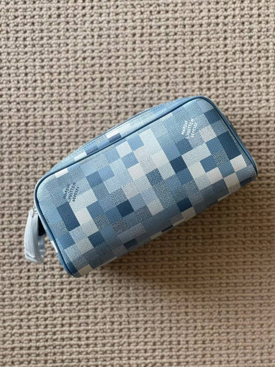 LV
*Wash Bag*
*Super Master Quality*
750 dhs✅

Zain179
♥️♥️♥️