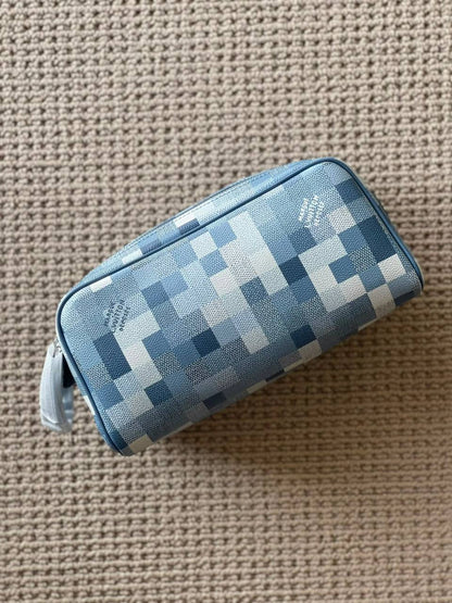 LV
*Wash Bag*
*Super Master Quality*
750 dhs✅

Zain179
♥️♥️♥️