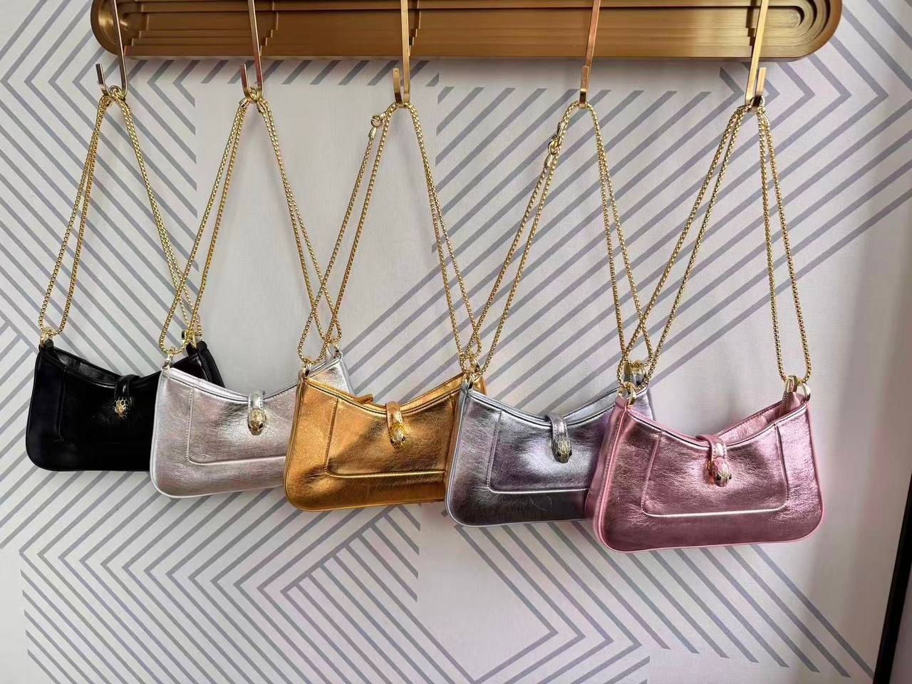 Bvlagri
good quality, comes with box, 
size...24*14cm 
125 dhs✅

Zain12
♥️♥️♥️