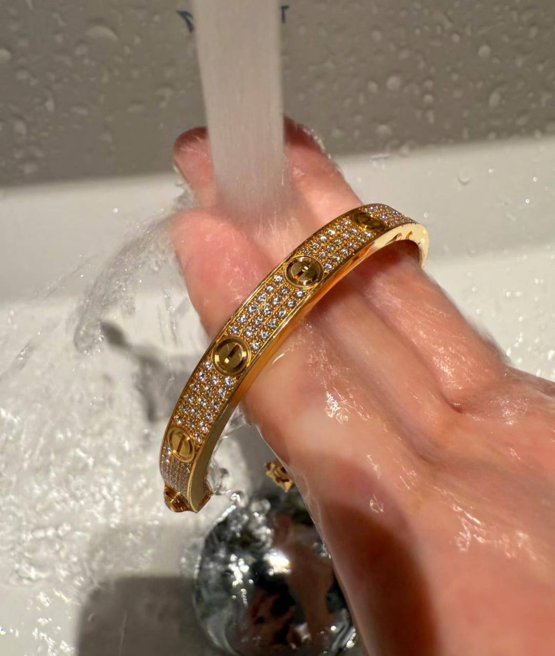 Cartier 💥*
Bangle 🍁
Master quality 💯
Size available 16,17,18,19
With normal boxes 📦 
85 dhs🪙🌨️
With master box 🗃️ 
130 dhs🪙🌨️

Zain216
♥️♥️♥️