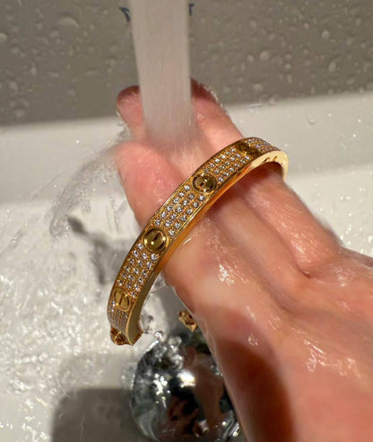 Cartier 💥*
Bangle 🍁
Master quality 💯
Size available 16,17,18,19
With normal boxes 📦 
85 dhs🪙🌨️
With master box 🗃️ 
130 dhs🪙🌨️

Zain216
♥️♥️♥️